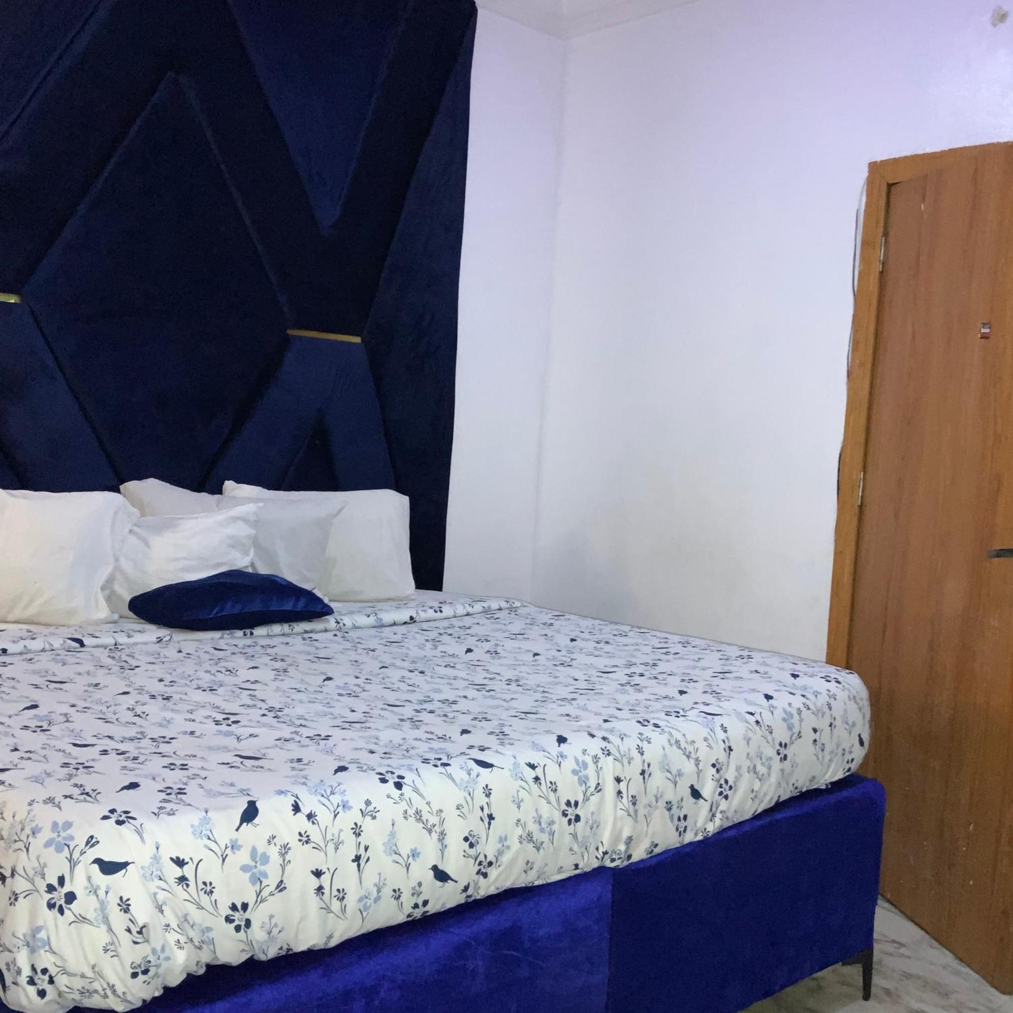 Blue Moon Hotels Victoria Island Лагос Экстерьер фото